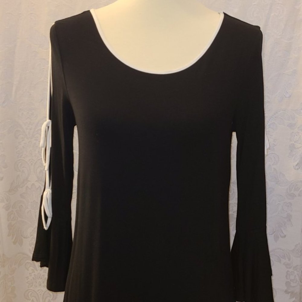 Cable & Gauge Black Top w/White Trim-Tulip Sleeves